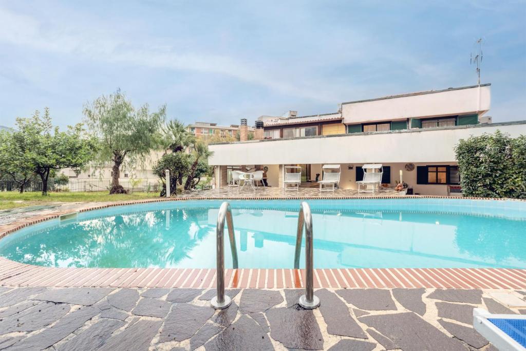 einem Pool vor einem Gebäude in der Unterkunft Appartamento in villa con piscina in Palermo