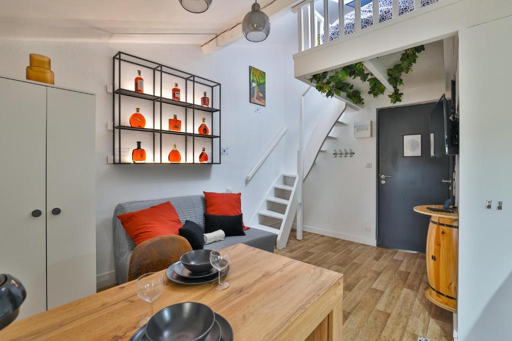 un salon avec un canapé et une table dans l'établissement Studio X O #Hyper-centre #Netflix, à Cognac