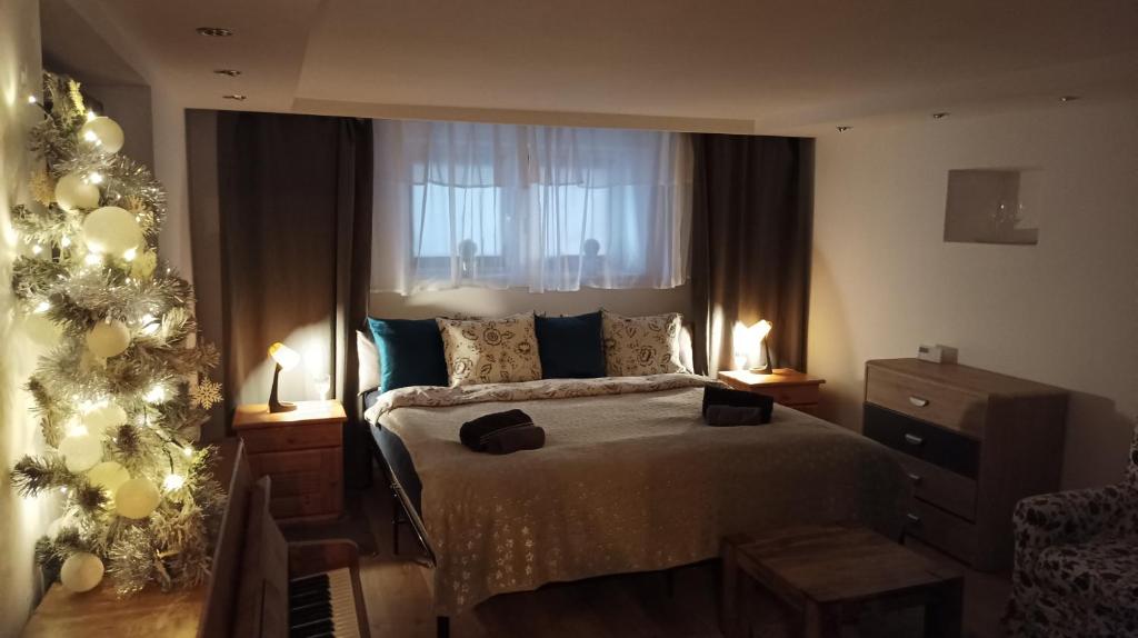 sypialnia z choinką i łóżkiem w obiekcie Hoffberg Apartment w przyziemiu (ground floor) w mieście Lublin