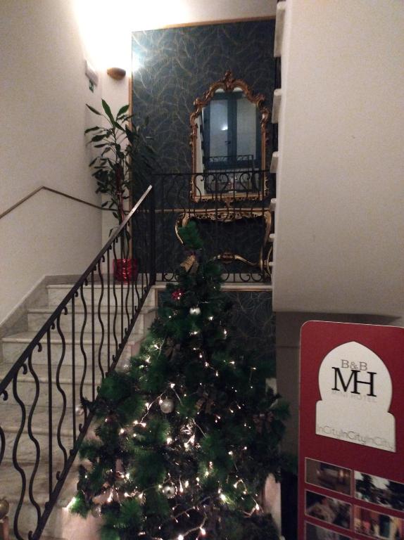 un árbol de Navidad en el piso de una escalera en B&B Mini Hotel Incity-close train station and port-, en Salerno