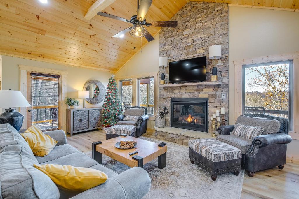 Sevierville Family Cabin Hot Tub and Game Room!, Sevierville (updated