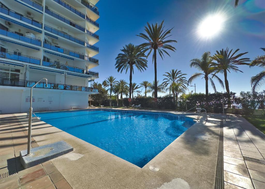 Bazén v ubytovaní SKOL 933 Fantastic two bedrooms on the 9th floor with amazing sea views alebo v jeho blízkosti