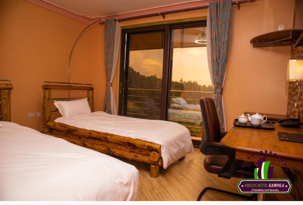 Postel nebo postele na pokoji v ubytování Amicus Hotel Kampala