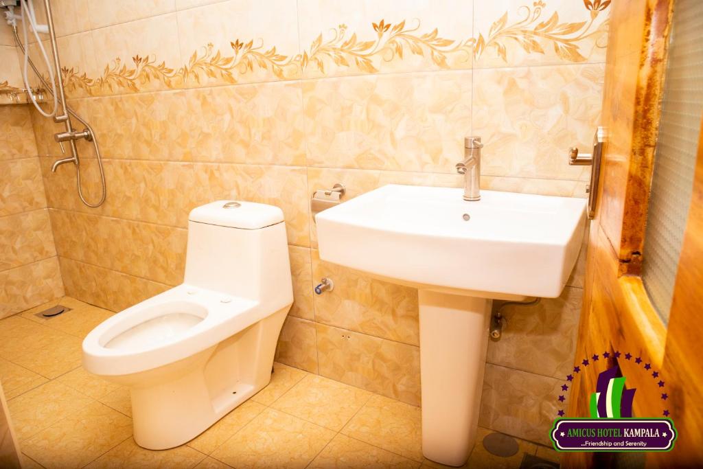 Koupelna v ubytování Amicus Hotel Kampala