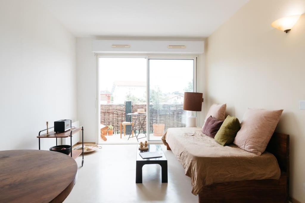 Area soggiorno di Design One bedroom with balcony