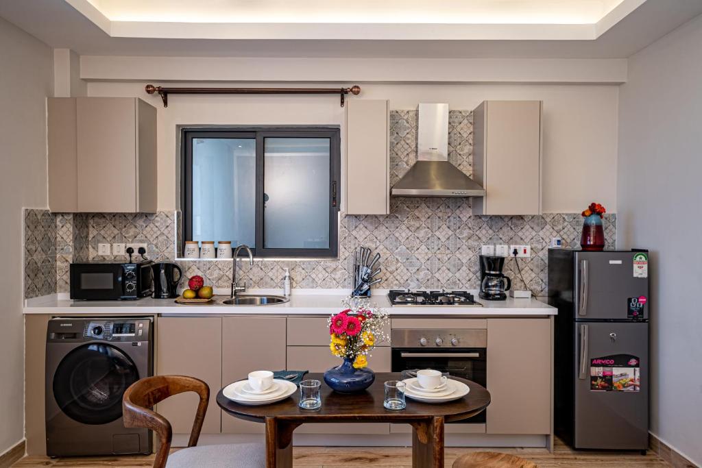 Kuchyň nebo kuchyňský kout v ubytování Elite One Bedroom Apartment,Swimming pool, gym, workspace ,Wonderiss Homes close proximity to GTC, JW Mariott and Kempinski