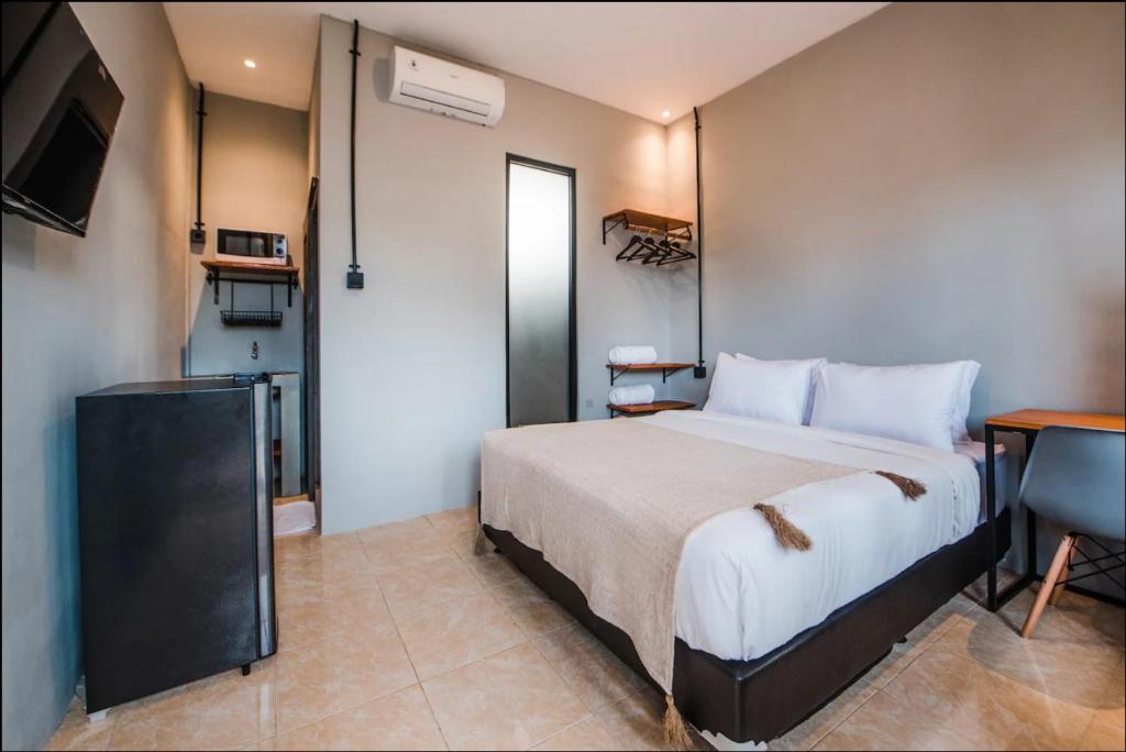 Кровать или кровати в номере Canggu Apartments: Studio+Kitchen / Batu Bolong-A1