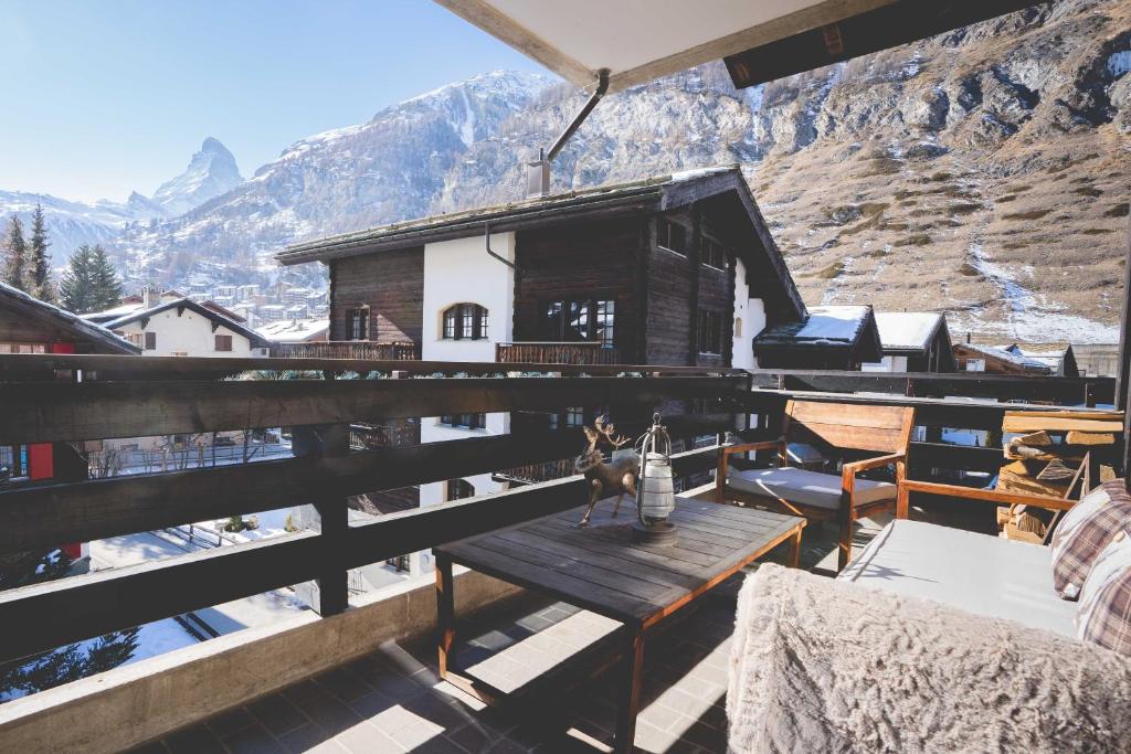 Casa con balcón con mesa y sillas. en Stylish home with Matterhorn view in the center, en Zermatt
