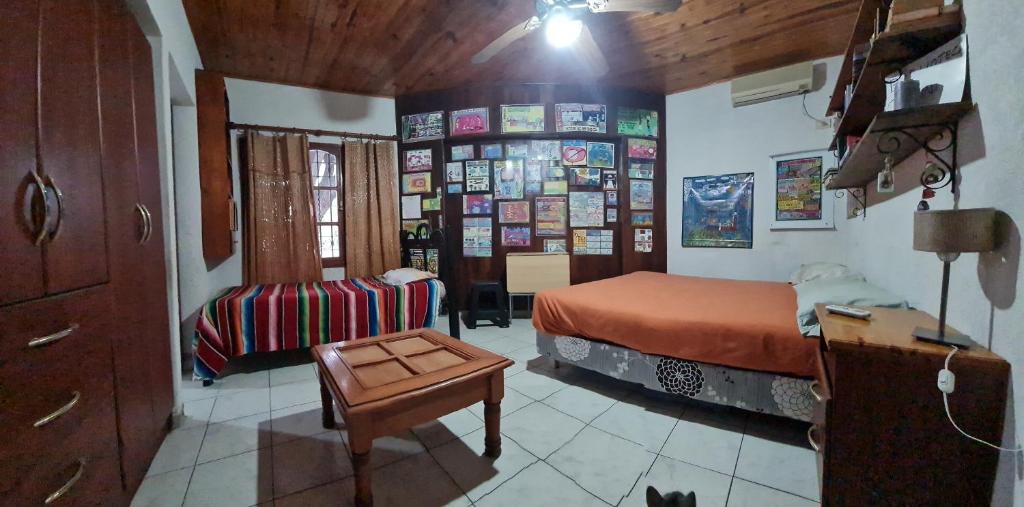een slaapkamer met een bed en een tafel. bij Suite Privada in Mendoza