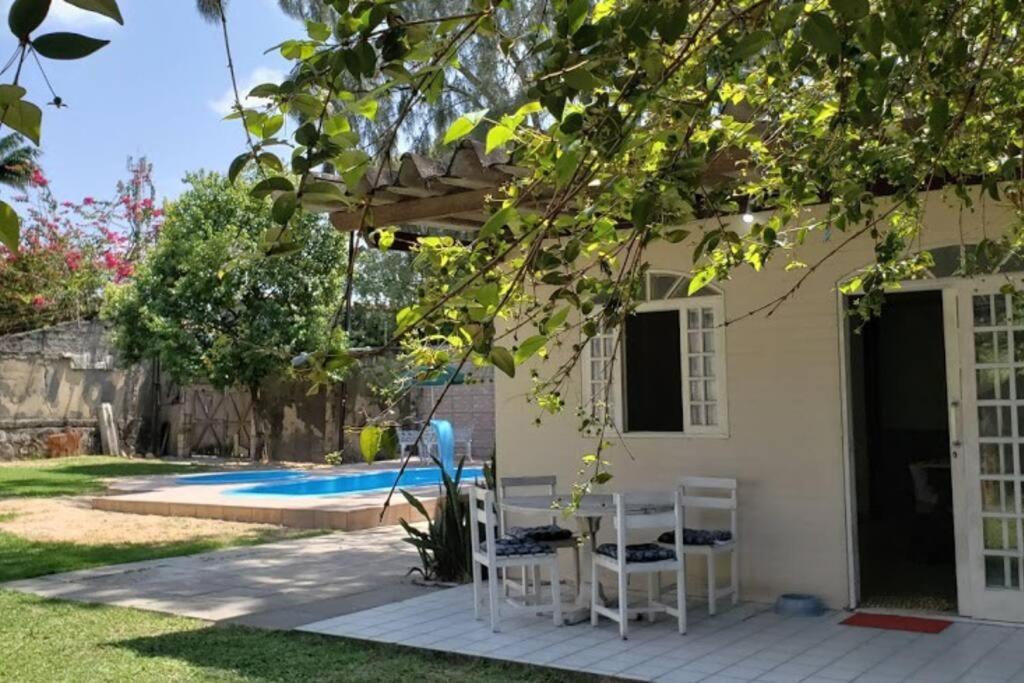 uma casa com um pátio e uma piscina em Casa com piscina aconchegante 300 m do mar em Recife