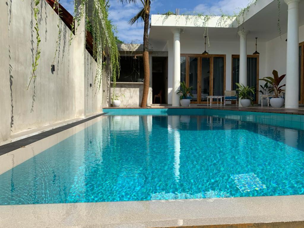 Eton Villa في ديكويلا تين: مسبح ازرق كبير امام المنزل