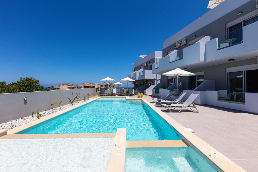 Bazén v ubytování Evilio Suites, Inspired Family Retreat, Βy ThinkVilla nebo v jeho okolí