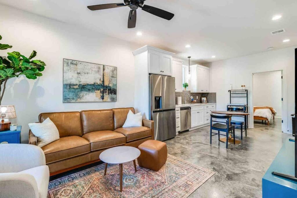 Η κουζίνα ή μικρή κουζίνα στο Magnolia house*King Bed*Instant booking*Click now