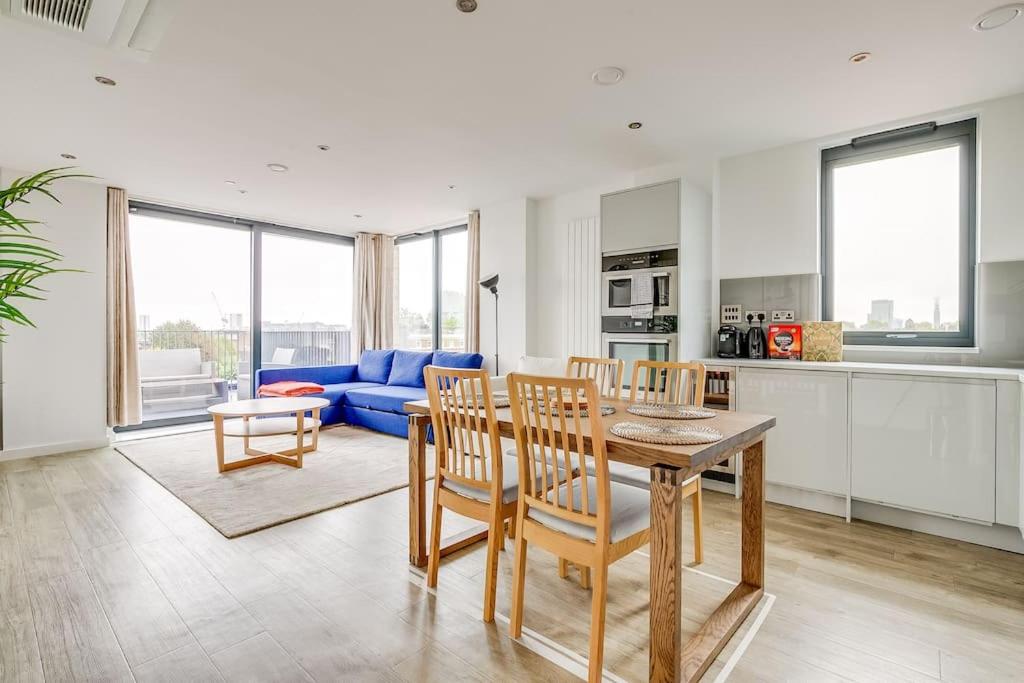 a kitchen and living room with a table and chairs at Cozy in Camden Town/Balcony in London