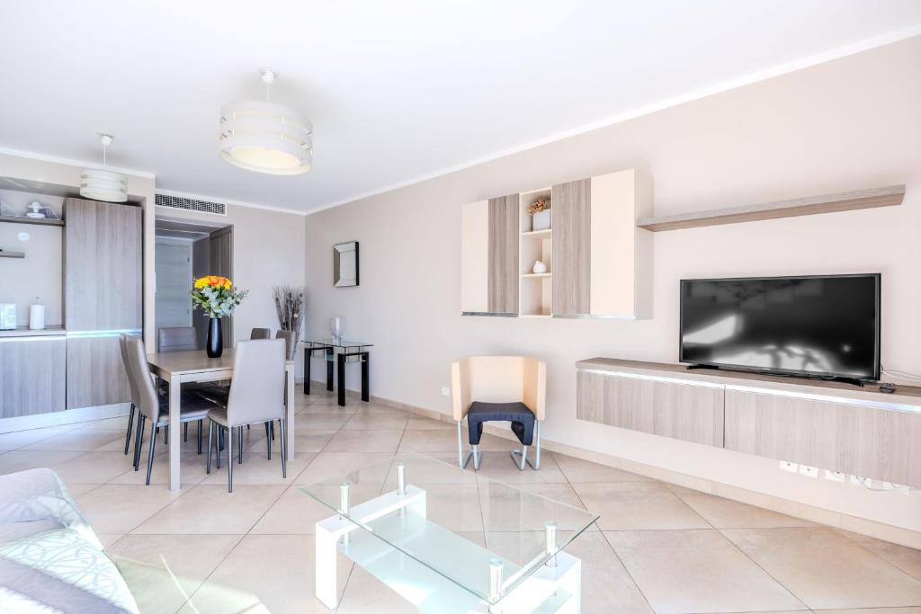 Televízia a/alebo spoločenská miestnosť v ubytovaní LE MIDI 8 by ESTATES CANNES