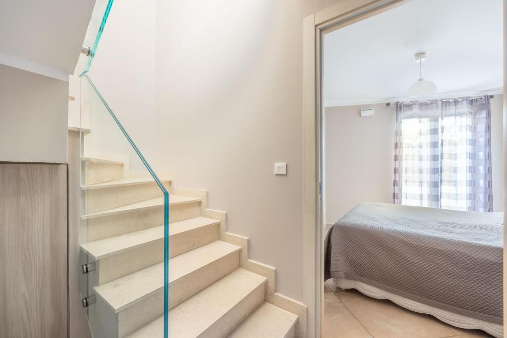 Posteľ alebo postele v izbe v ubytovaní LE MIDI 8 by ESTATES CANNES