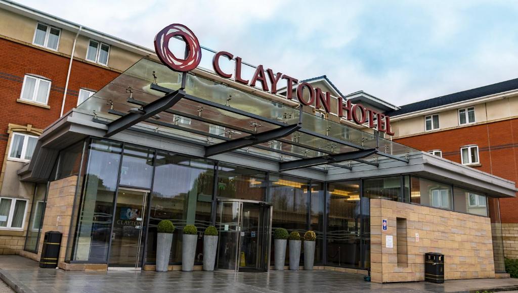 Un bâtiment avec un panneau en haut dans l'établissement Clayton Hotel, Manchester Airport, à Hale