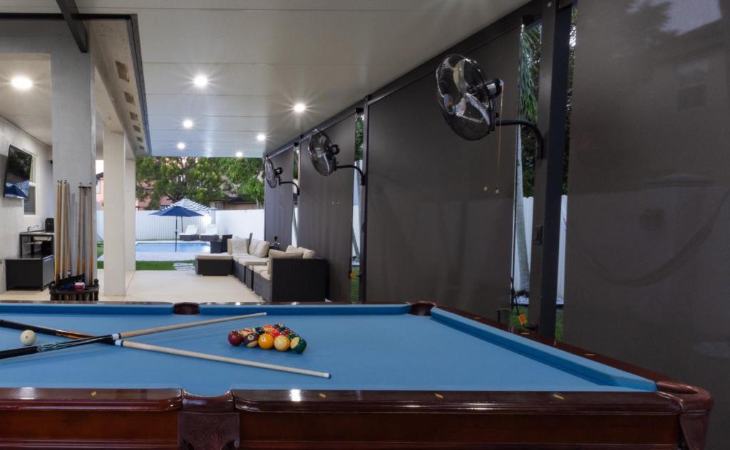 Ein Billardtisch in der Unterkunft Miami Getaway Heated Pool Villa with Mini Golf &amp; BBQ