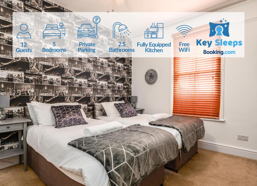 2 camas en una habitación con una pared con logotipos en Spacious Contractor House for Large Groups - Private Parking, en Northampton