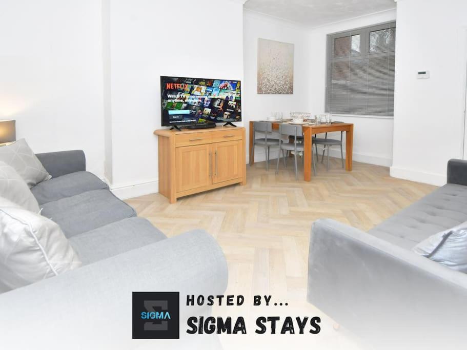 Μια τηλεόραση ή/και κέντρο ψυχαγωγίας στο Ernest House - By Sigma Stays