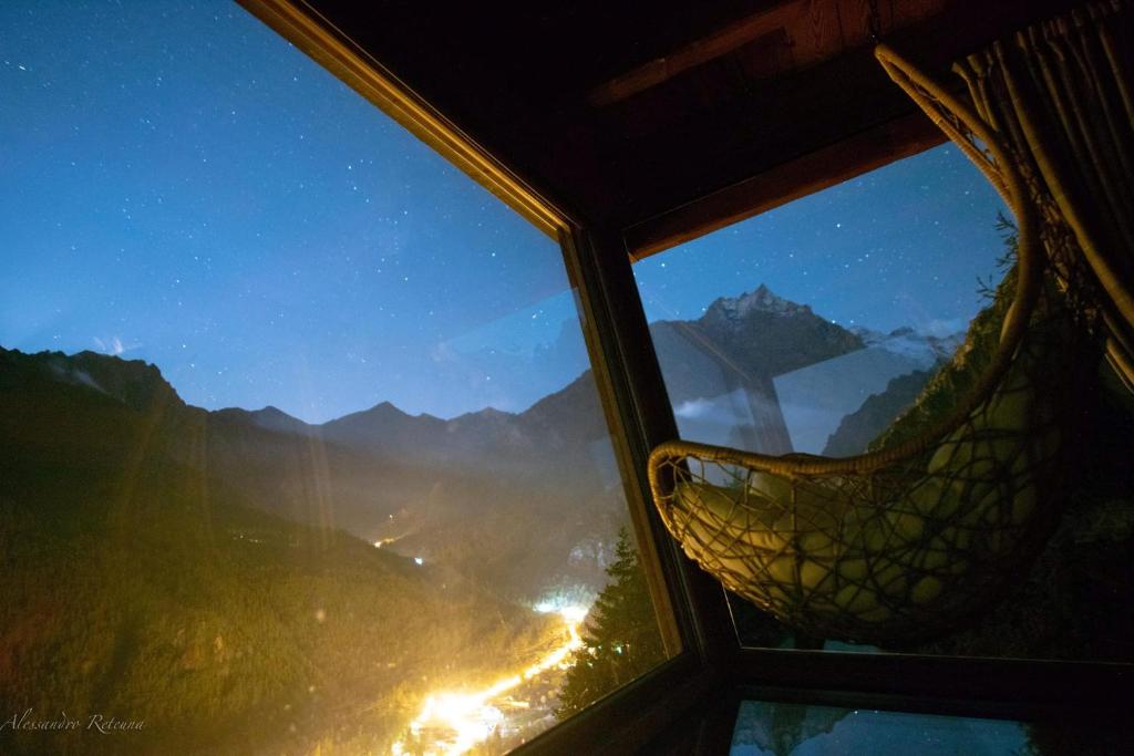 uma vista a partir de uma janela de uma vista para a montanha em SKYLODGE 'il Rifugio dell'Anima' em Usseglio