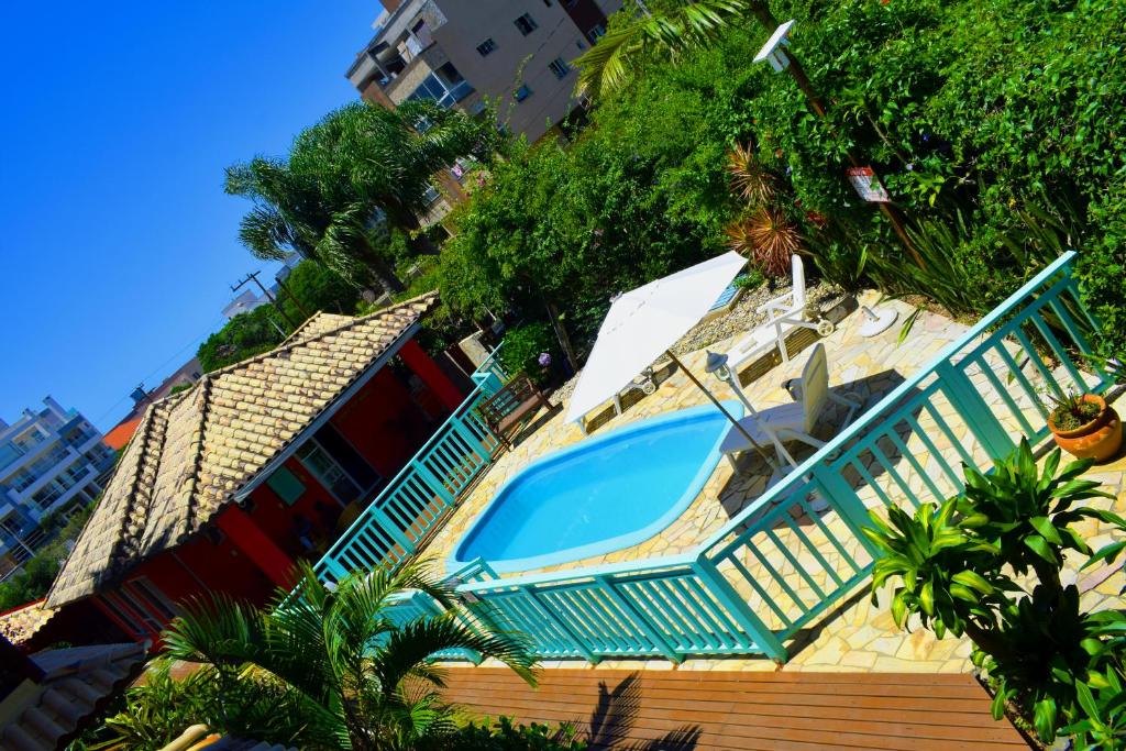 una gran piscina junto a un edificio en Morada Dos Ventos, en Bombinhas
