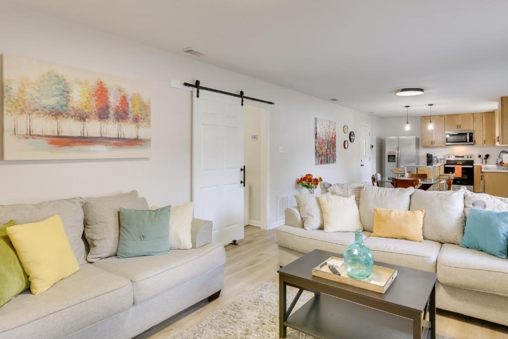 Ruang duduk di Chic Tallahassee Vacation Rental Near Universities