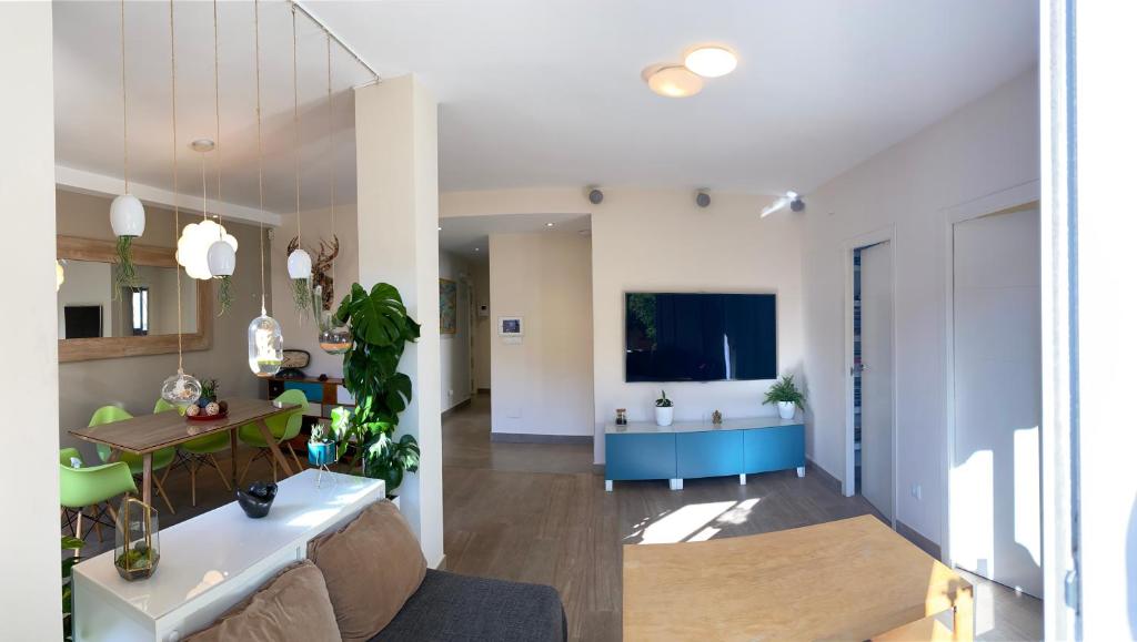 TV a/nebo společenská místnost v ubytování Cómoda Habitación Doble cerca de los lugares emblemáticos de Madrid