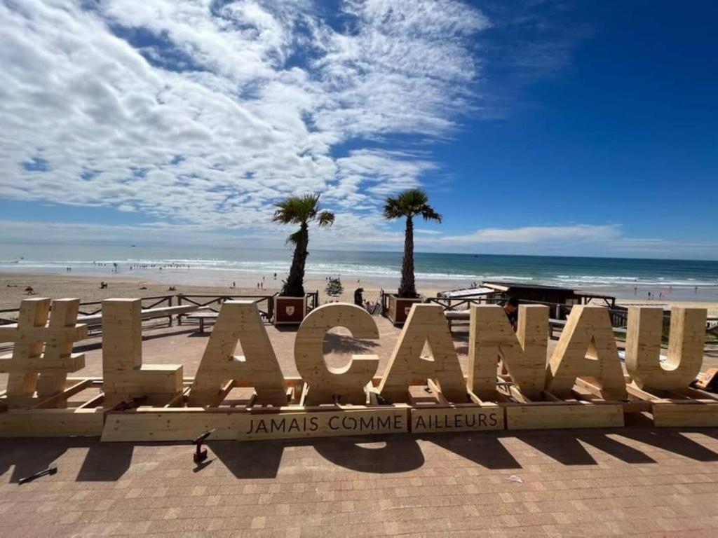 un panneau indiquant Akamaemia sur une plage dans l'établissement La Cabane de Dadou Lacanau, à Lacanau