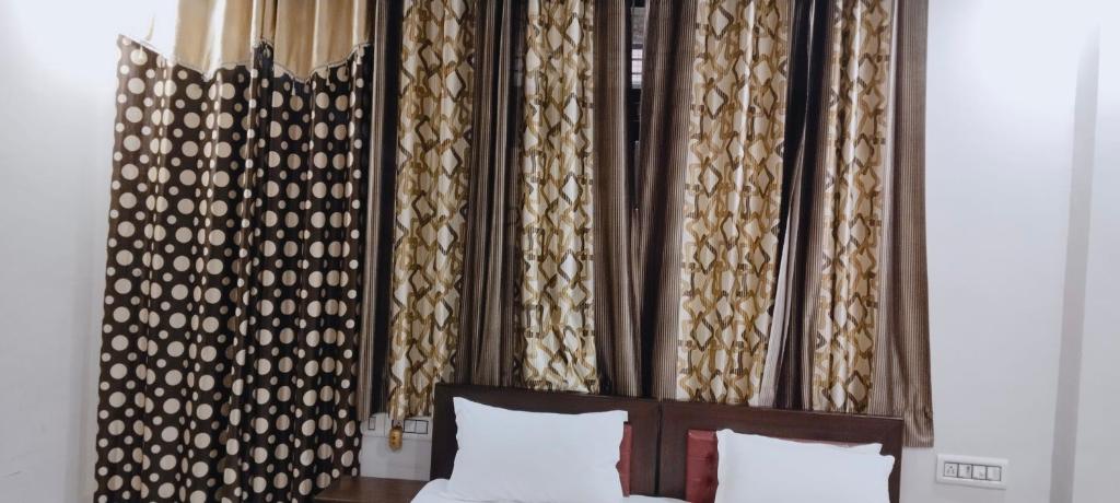a bedroom with a bed with a wooden headboard at Tiger Guest House & Restaurant in Sawāi Mādhopur