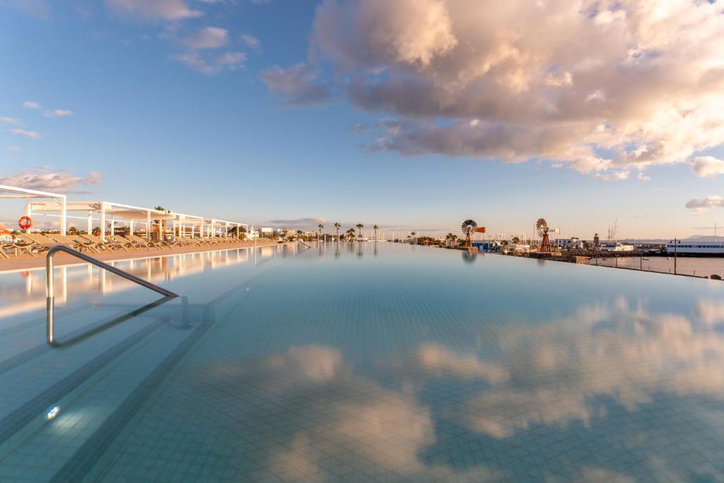Bazén v ubytování Barceló Playa Blanca Royal Level - Adults Only nebo v jeho okolí