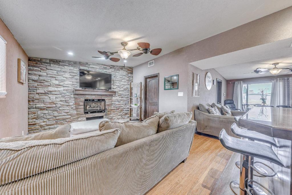 PetFriendly Alamogordo Home 16 Mi to White Sands!, Alamogordo