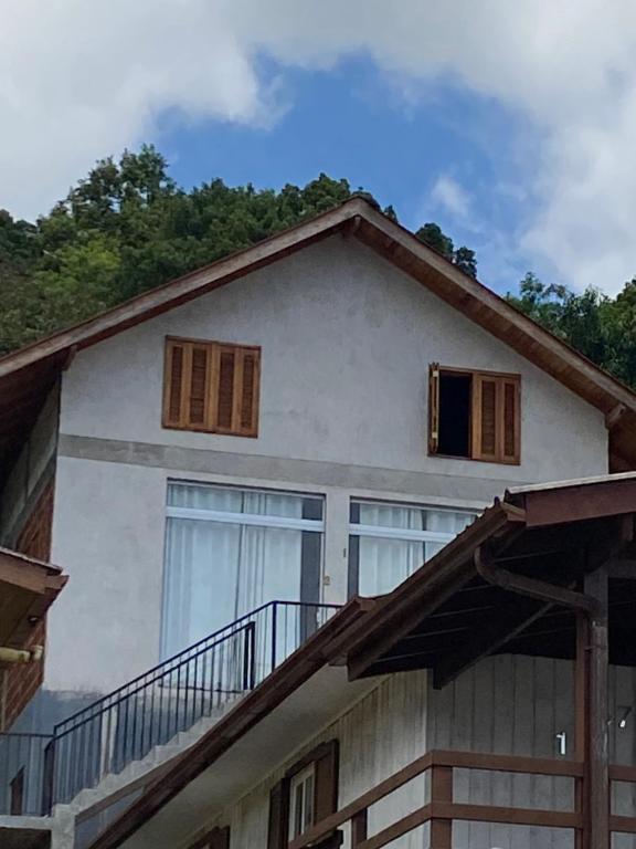 uma casa com três janelas em cima em Gramado Centro 3 Hospede Loft 2 em Gramado