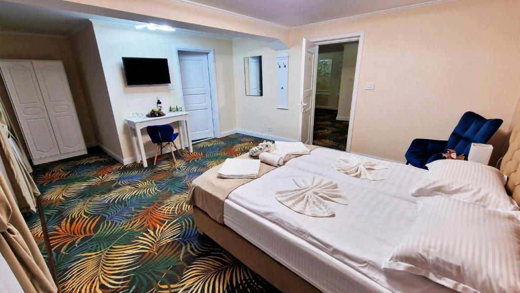 Pokój hotelowy z łóżkiem i biurkiem w obiekcie Pensiunea Pink House Runcu w mieście Runcu