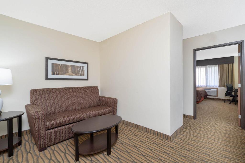 Aspen Hotel Rogers Formerly Americ inn - One-Bedroom Suite
