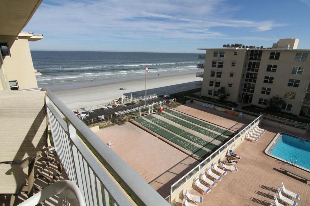 een balkon met uitzicht op het strand en de oceaan bij Visit this top floor property located on the no-drive beach with 2 complex pools! in New Smyrna Beach