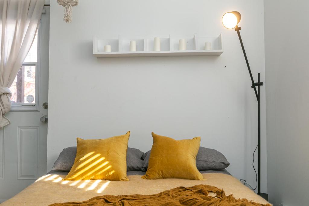 Studio in heart of Montreal w private parking, Montréal (updated prices