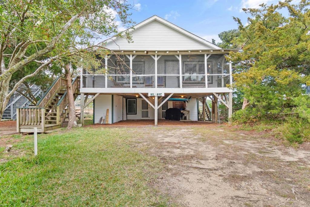 een groot wit huis met een groot balkon bij Hildave Cottage 3 Bdrm Vacation Home in Pawleys Island