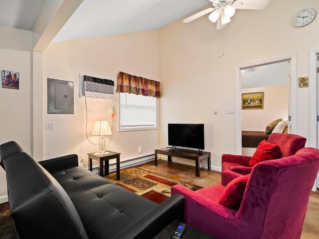 un soggiorno con un divano e due poltrone di Chardonnay Cottage - GOTL Strip - Cozy & Quaint a Geneva