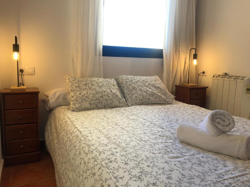 Postel nebo postele na pokoji v ubytování zona media apartamento confort monte oiz