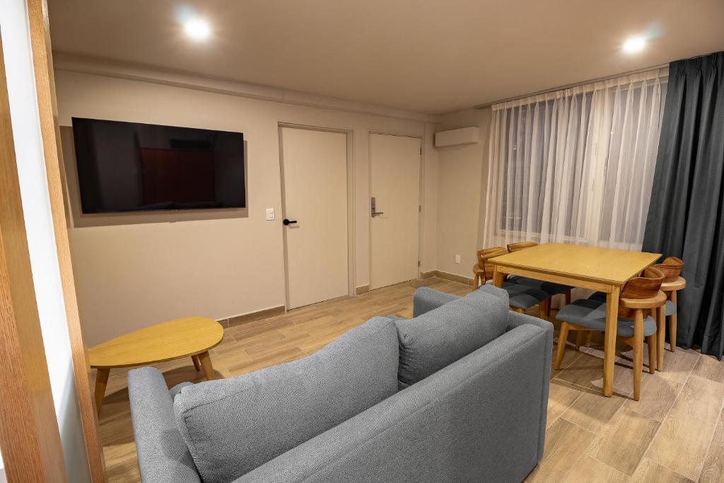 TV a/nebo společenská místnost v ubytování Oliva Plaza Hotel