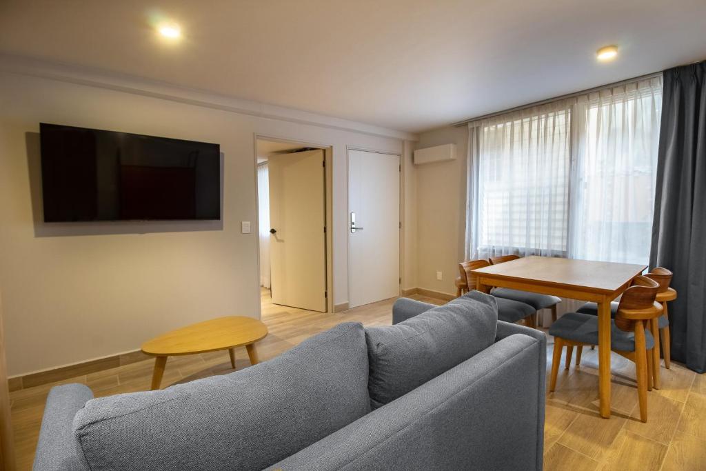 TV a/nebo společenská místnost v ubytování Oliva Plaza Hotel