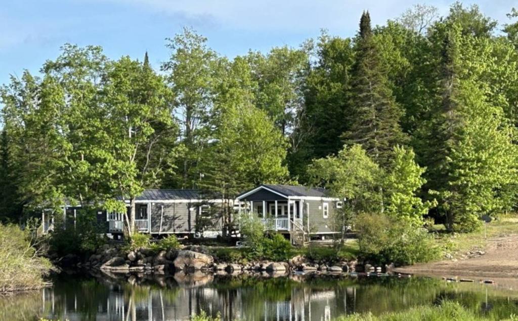 een huis aan de oever van een meer bij HTR Adirondacks in Old Forge