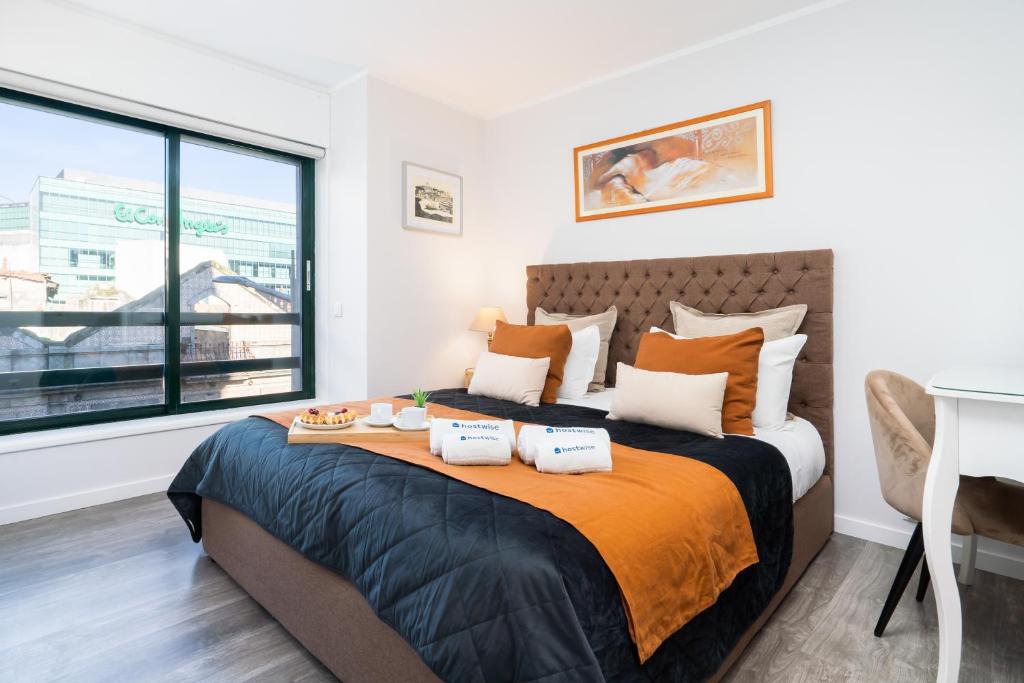 a bedroom with a large bed and a window at Host Wise - Elegant Spacious Flat w Balcony - Ace Location in Vila Nova de Gaia