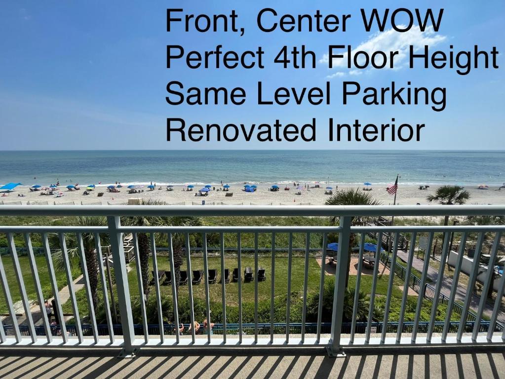 una vista sulla spiaggia da un balcone sulla spiaggia di 2007 S Ocean Blvd, 0406 - Ocean Front Sleeps 10 a Myrtle Beach