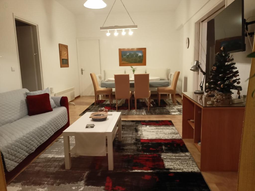 TV a/nebo společenská místnost v ubytování Smaragdas Paradise