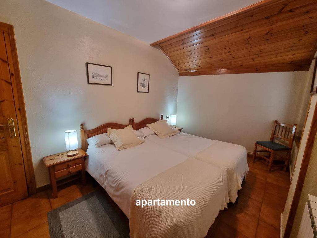 Postel nebo postele na pokoji v ubytování Hotel Seixes y Apartamento Bagergue