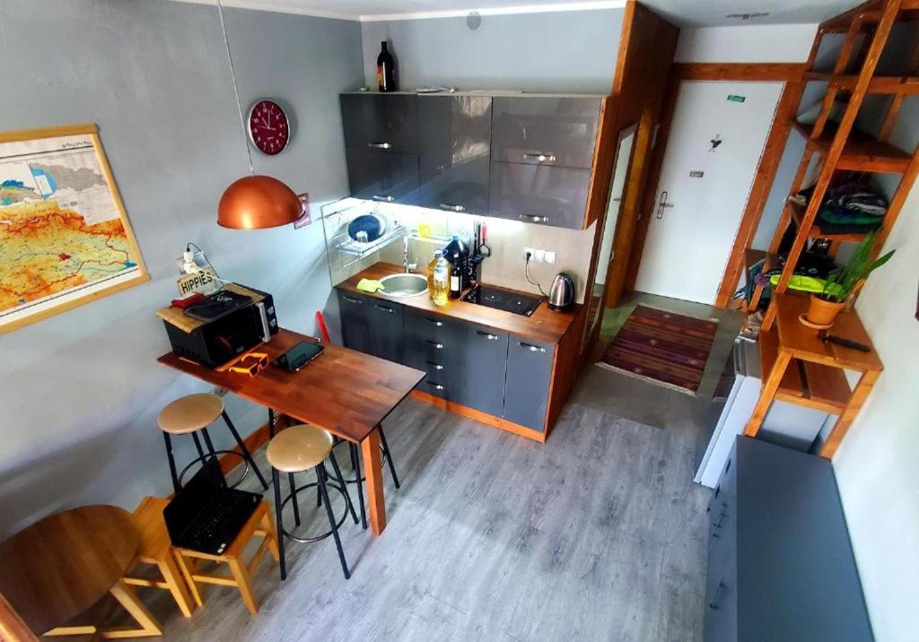 una vista aérea de una cocina con fregadero y mesa en Marek Ski Studio 405 en Gudauri
