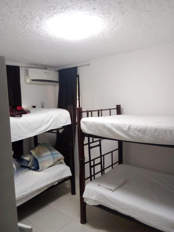 Postel nebo postele na pokoji v ubytování Naranjo Hostel