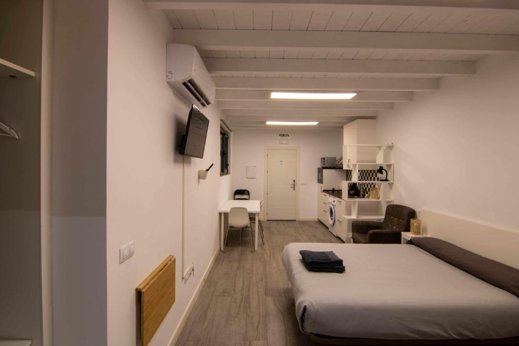 um quarto de hospital com uma cama e uma secretária em Loft atenas em León